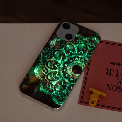 iPhone 15 Leuchtende Glow Gummi Schutzhülle Mandala - Image 2