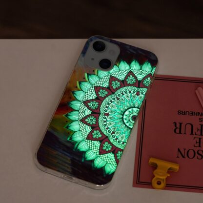 iPhone 15 Leuchtende Glow Gummi Schutzhülle Mandala Gross - Image 2