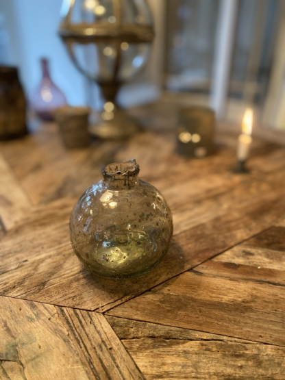 Vintage-Charme im Miniaturformat: Kleine Blumenvase