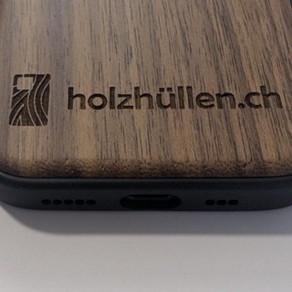 Holzhülle mit Logo iPhone Nussbaumholz - iPhone SE (3rd Gen) - Image 3