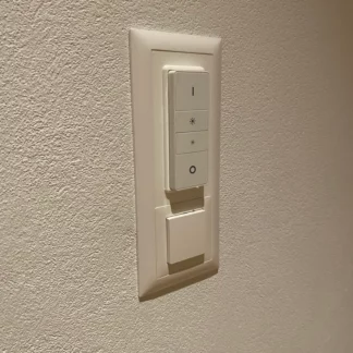 Philips Hue Schalterhalterung mit Feller EDIZIOdue 3-Rahmen – Version 1 (quadratisch, ohne Hue Logo)