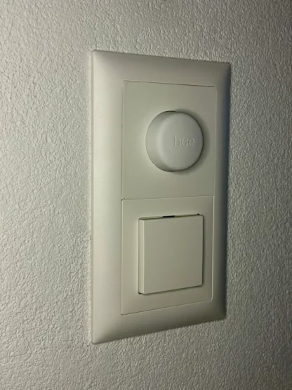 Philips Hue Smart Button Halterung mit CH Feller EDIZIO due 2 Rahmen - Image 3