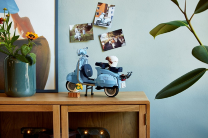 LEGO Icons 10298 Vespa 125 - Image 9