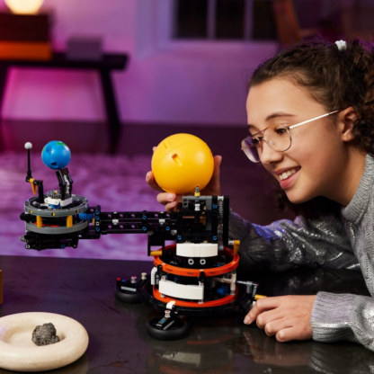 LEGO Technic 42179 Planet Erde und Mond in Umlaufbahn - Image 4
